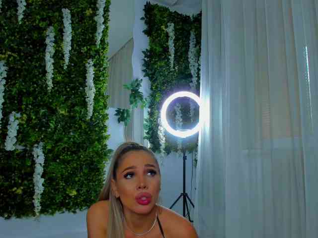 ZinaSquirts webcam