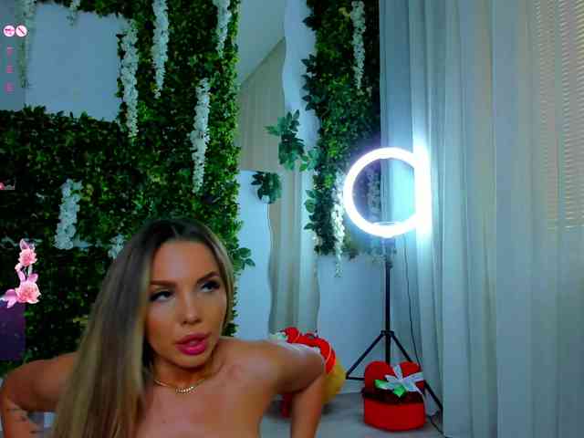 ZinaSquirts webcam