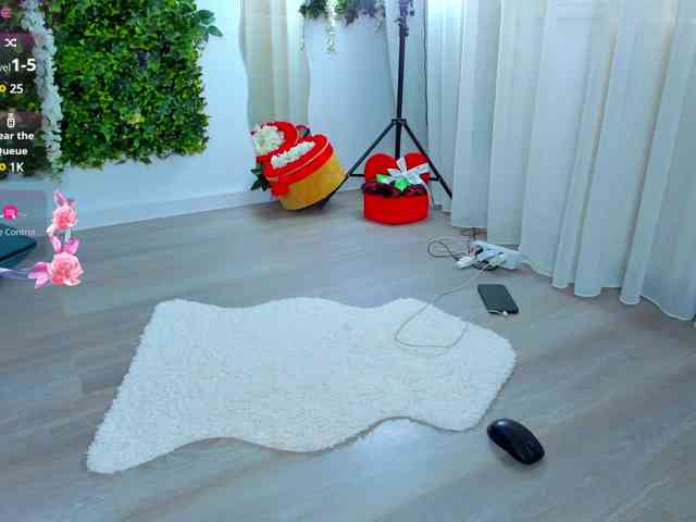 ZinaSquirts webcam