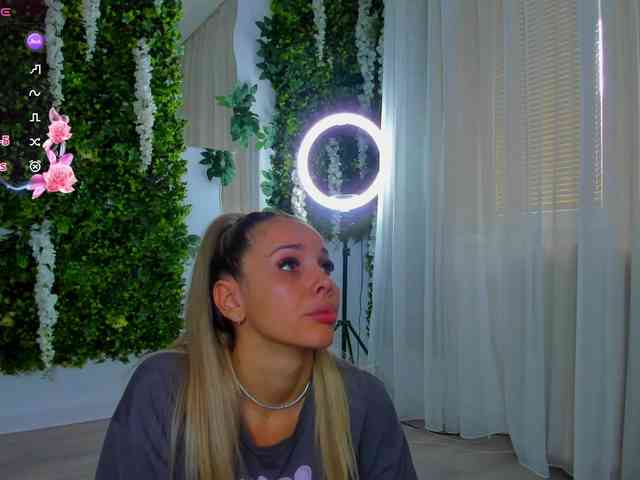 ZinaSquirts webcam