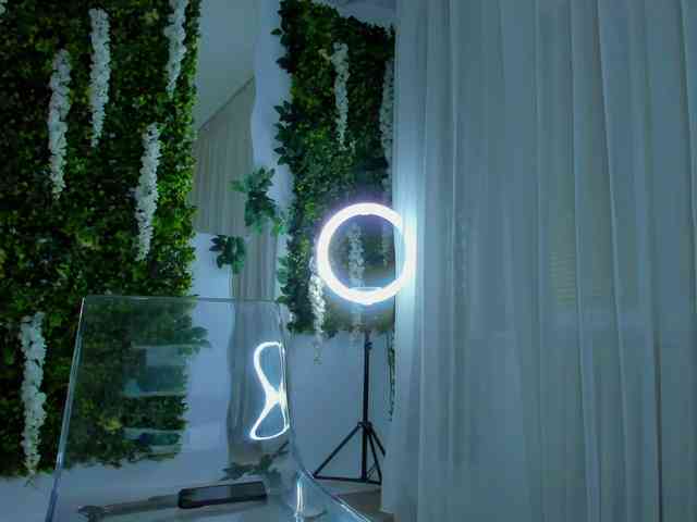 ZinaSquirts webcam