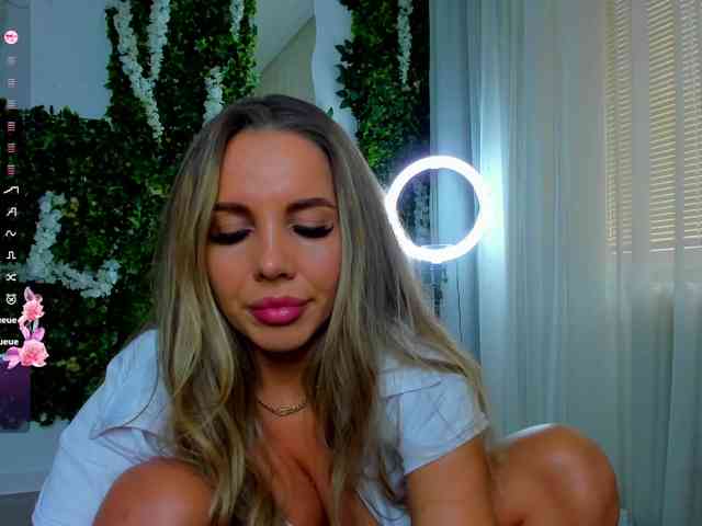 ZinaSquirts webcam