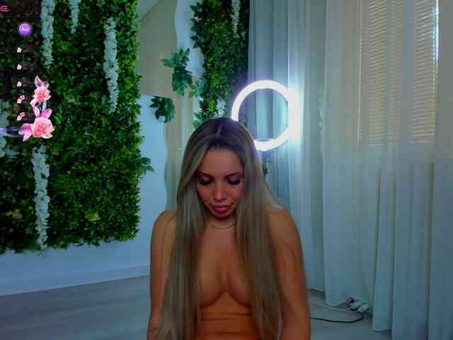 ZinaSquirts webcam