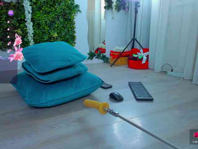 ZinaSquirts webcam