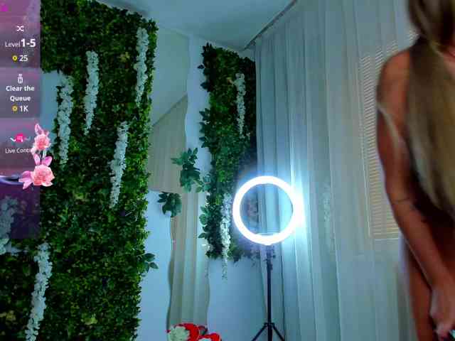 ZinaSquirts webcam