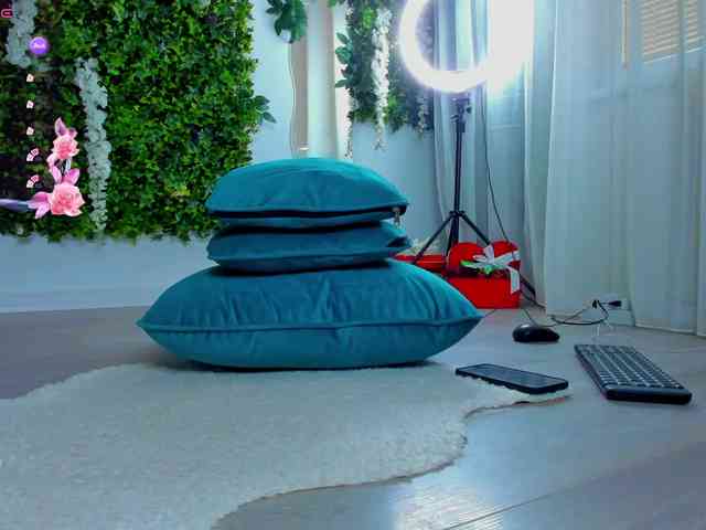 ZinaSquirts webcam