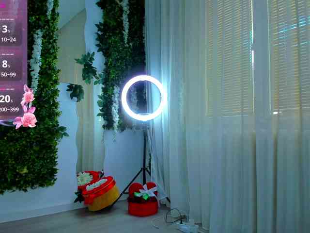 ZinaSquirts webcam