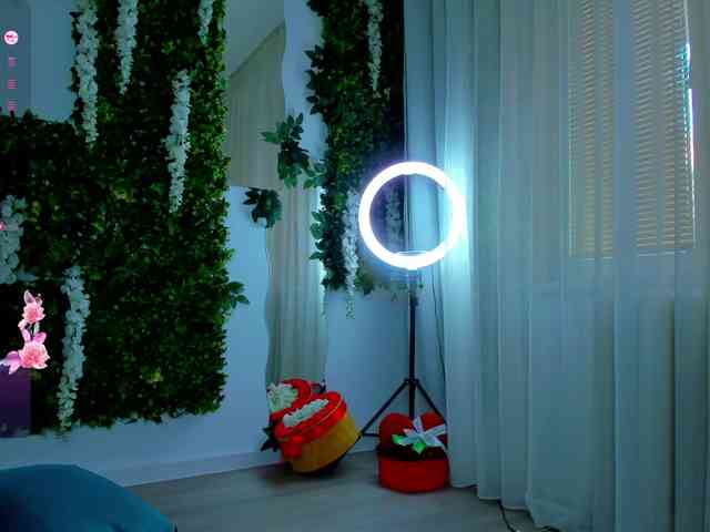ZinaSquirts webcam