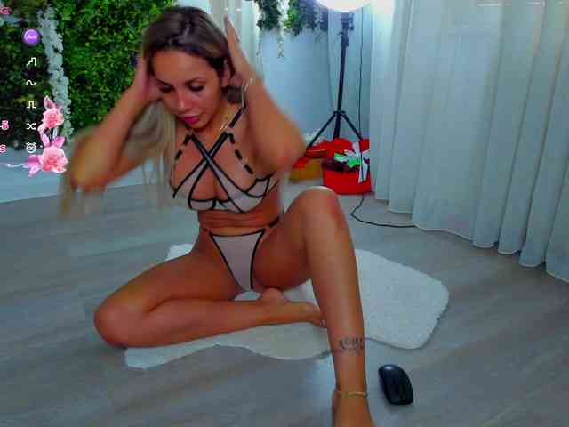 ZinaSquirts webcam