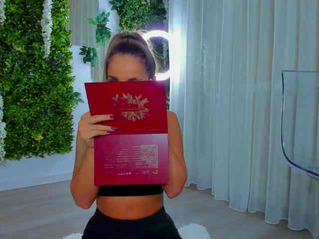 ZinaSquirts webcam