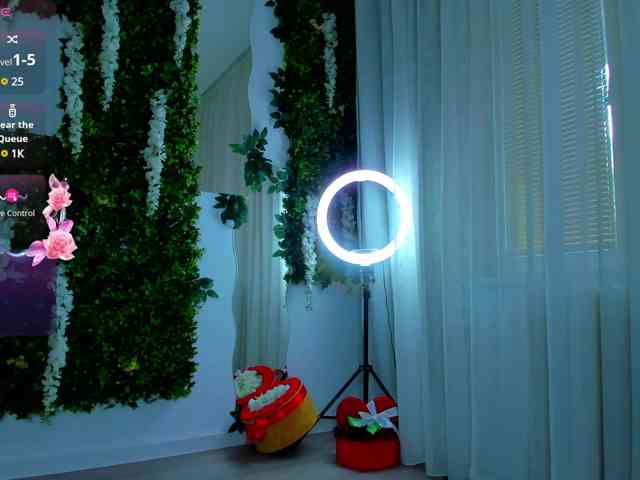ZinaSquirts webcam