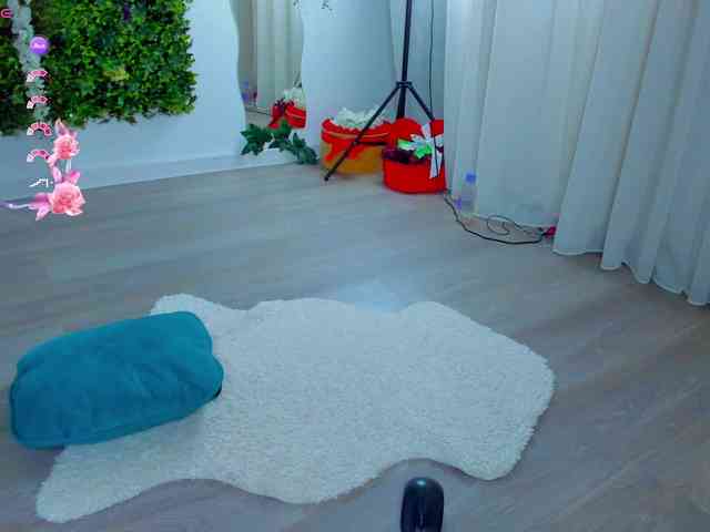 ZinaSquirts webcam