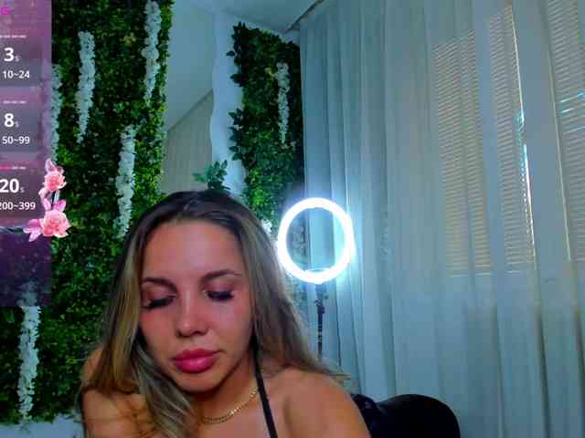 ZinaSquirts webcam