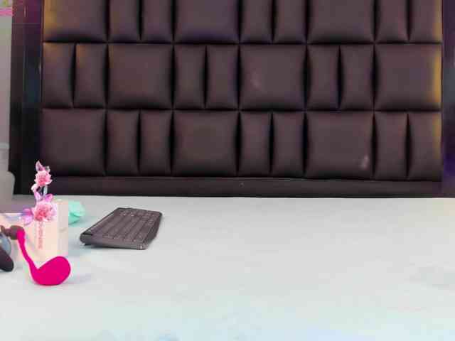 Petite-esther webcam