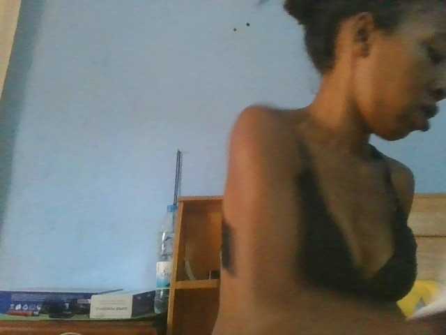 prettykaramel webcam bongacams model stream image