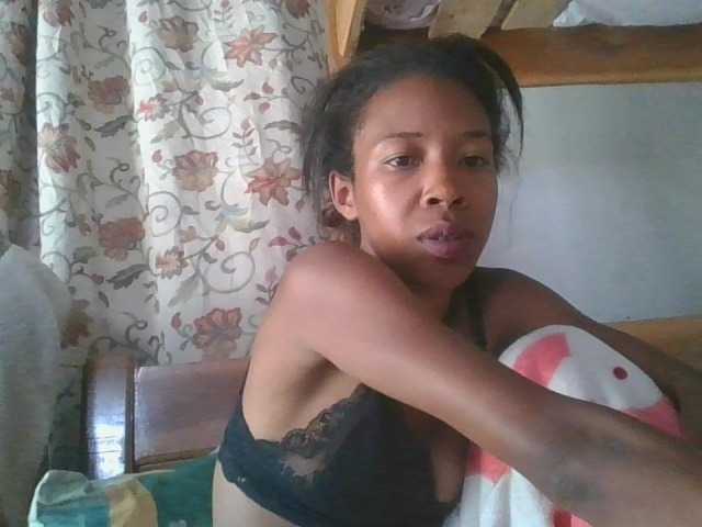 prettykaramel webcam bongacams model stream image