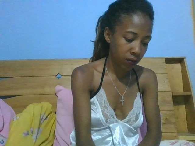 prettykaramel webcam bongacams model stream image