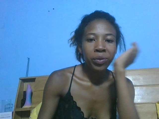 prettykaramel webcam bongacams model stream image