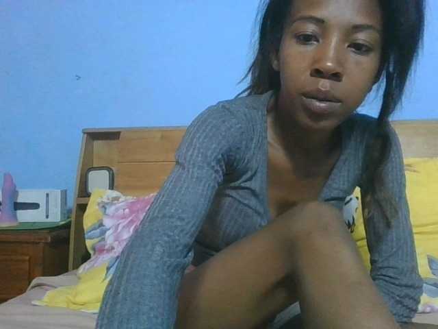 prettykaramel webcam bongacams model stream image