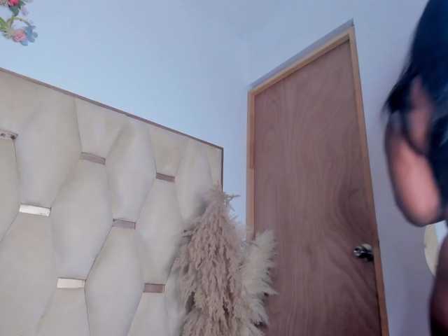 Malaika's BongaCams show and profile