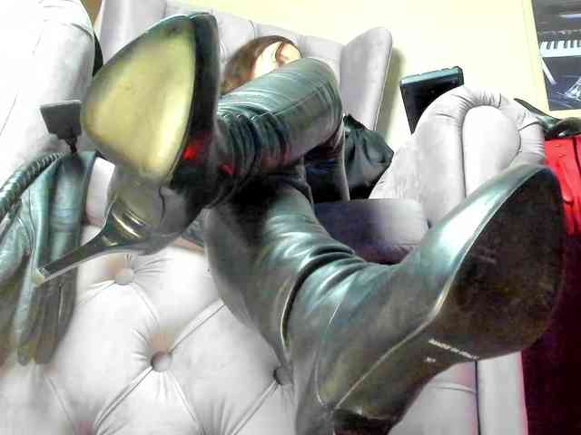 LadyLeather webcam