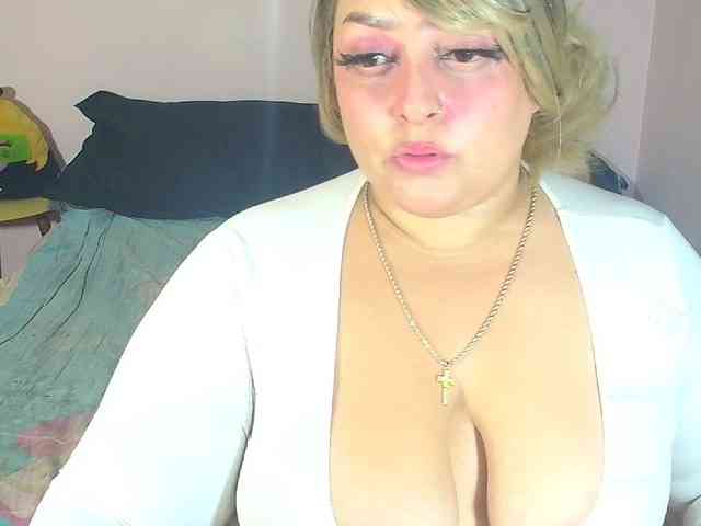 CurvyQueen webcam