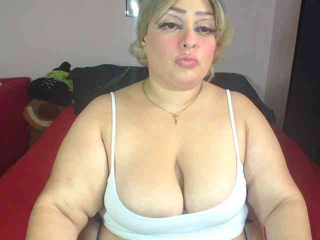 CurvyQueen webcam
