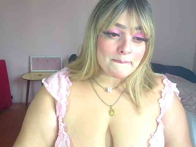 CurvyQueen webcam