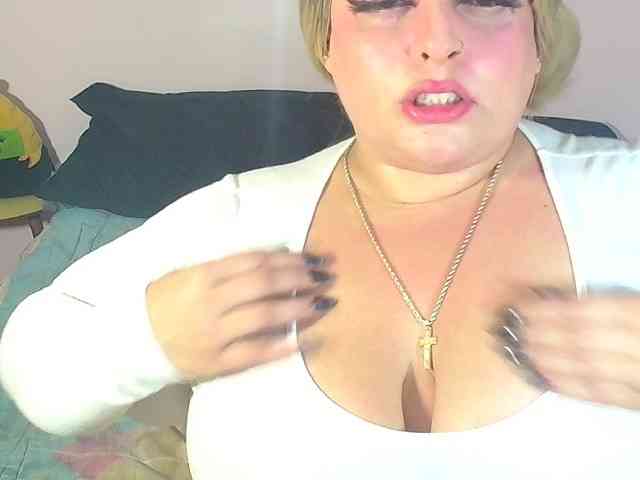 CurvyQueen webcam