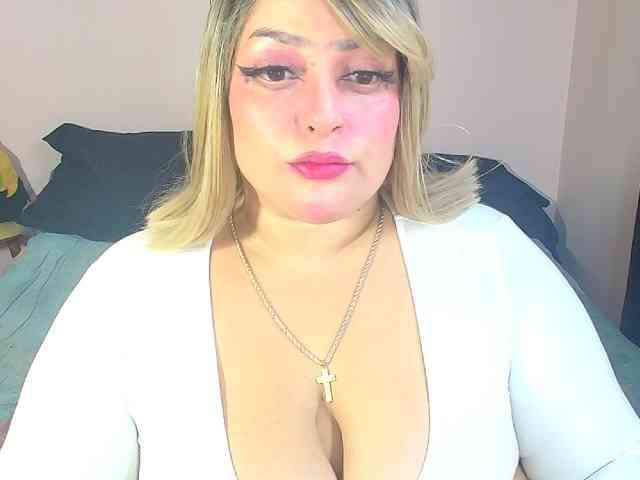 CurvyQueen webcam