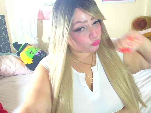 CurvyQueen webcam