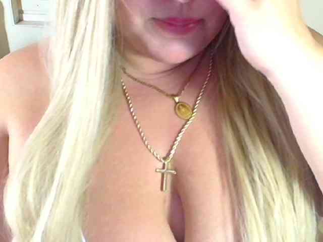 CurvyQueen webcam
