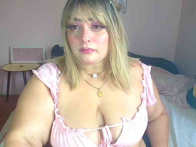 CurvyQueen webcam