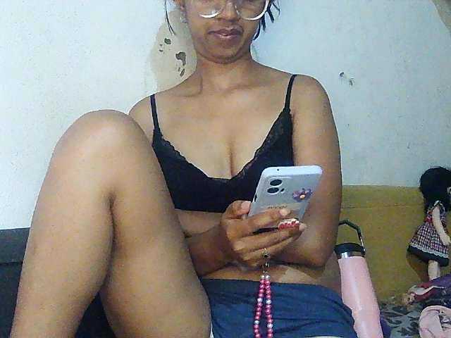 le modèle Michou_Caren est en webcam porno dans un show sur le site bongacams, il possède les tags suivants: White/Caucasian,Brunette,Shaved