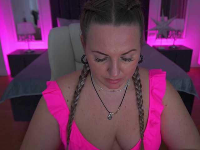 KiraCandyS's BongaCams show and profile