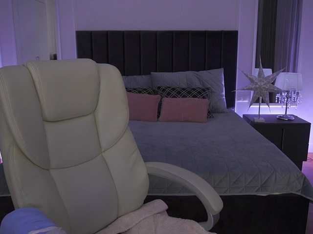 KiraCandyS's BongaCams show and profile