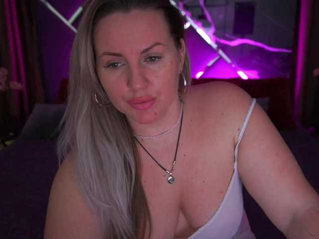 KiraCandyS's BongaCams show and profile
