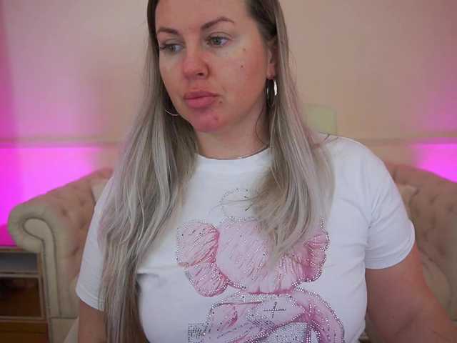 KiraCandyS's BongaCams show and profile