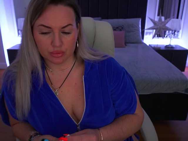 KiraCandyS's BongaCams show and profile