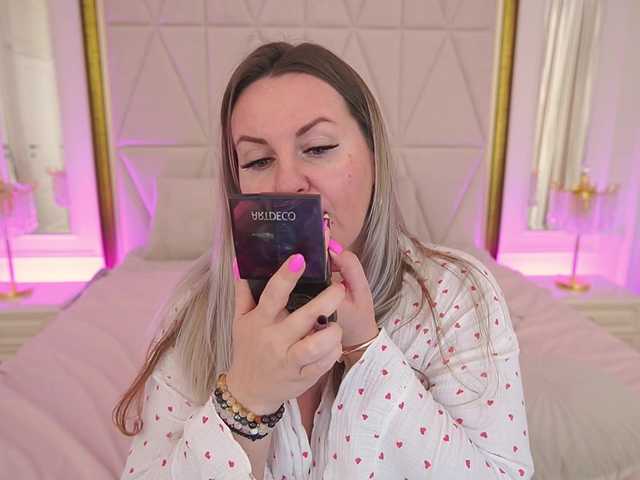 KiraCandyS's BongaCams show and profile