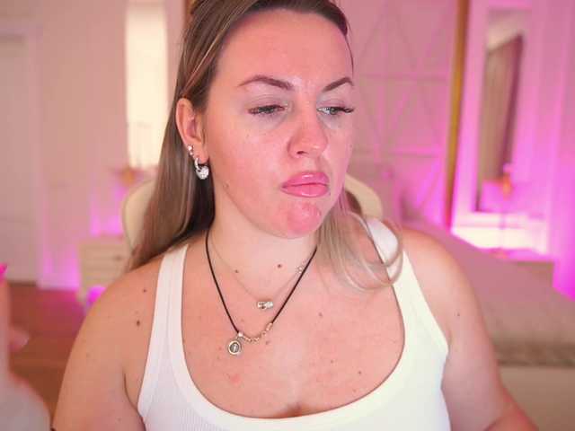 KiraCandyS's BongaCams show and profile