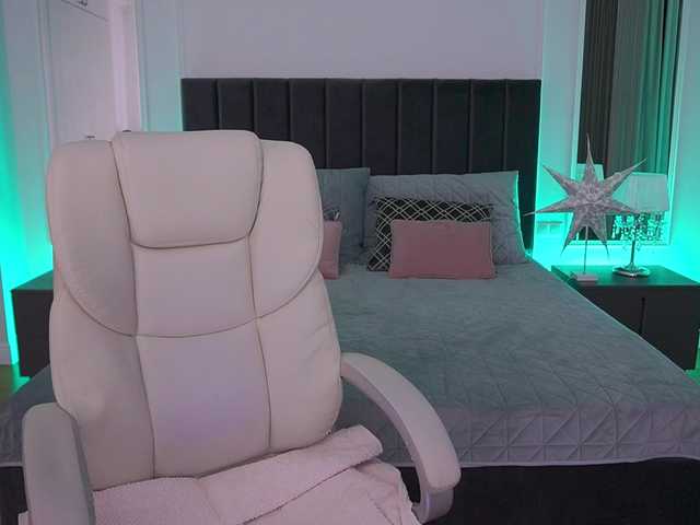 KiraCandyS's BongaCams show and profile