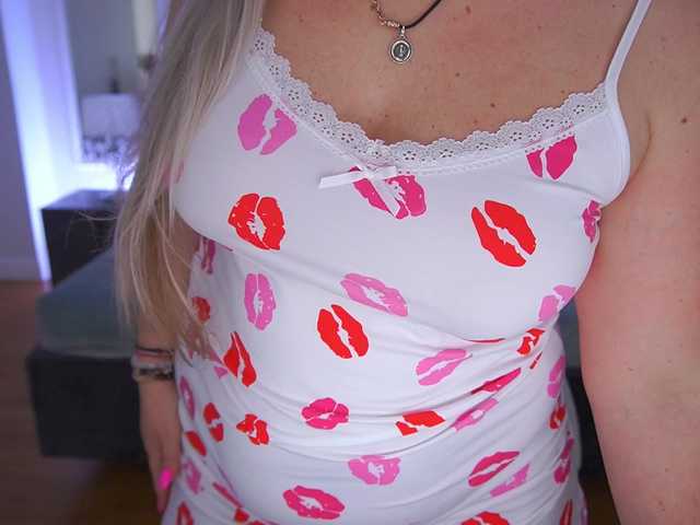 KiraCandyS's BongaCams show and profile