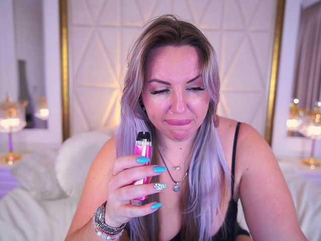 KiraCandyS's BongaCams show and profile