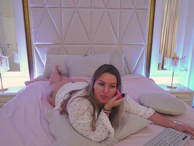 KiraCandyS's BongaCams show and profile