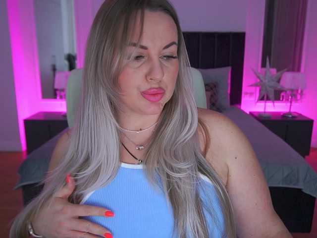 KiraCandyS's BongaCams show and profile