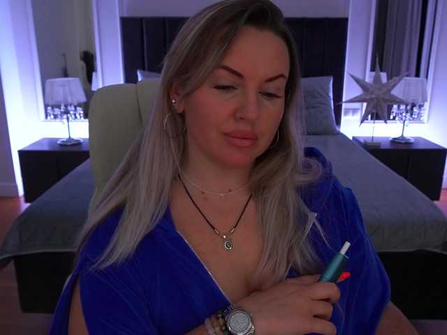 KiraCandyS's BongaCams show and profile