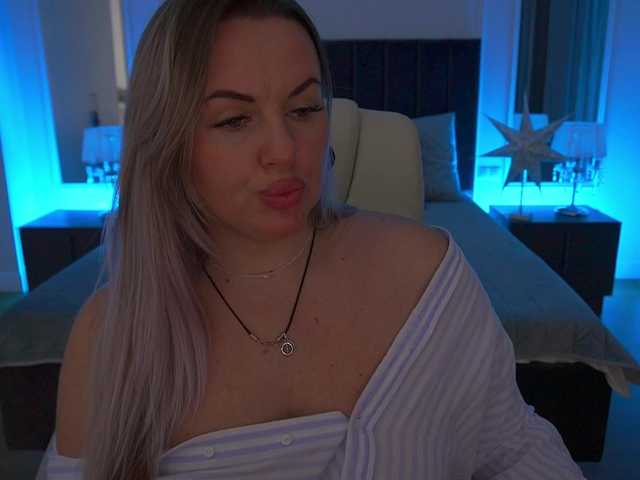 KiraCandyS's BongaCams show and profile