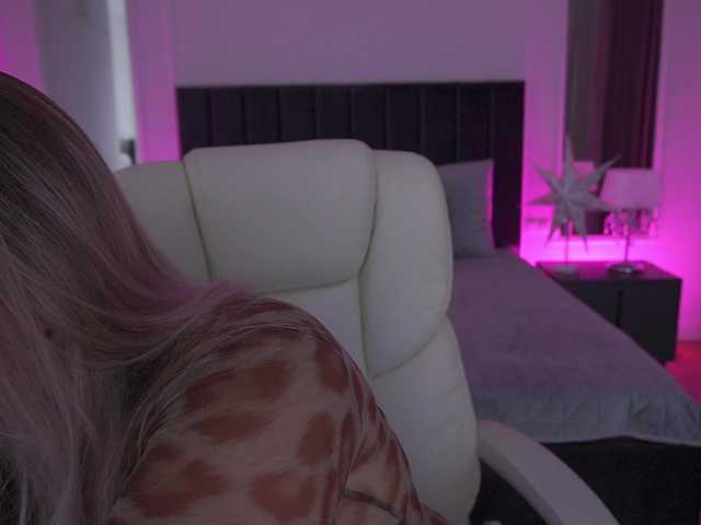 KiraCandyS's BongaCams show and profile