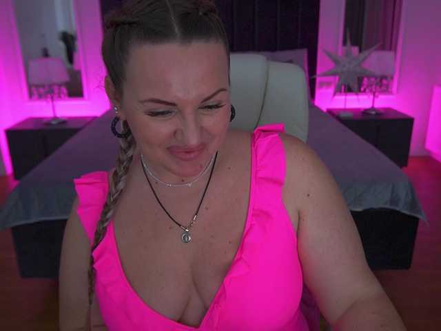 KiraCandyS's BongaCams show and profile